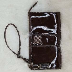 COACH BROWN PATENT LEATHER WRISTLET